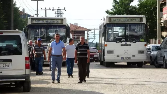 Aynı gün 6 aylık hamile eşi, anne ve babasını toprağa verdi