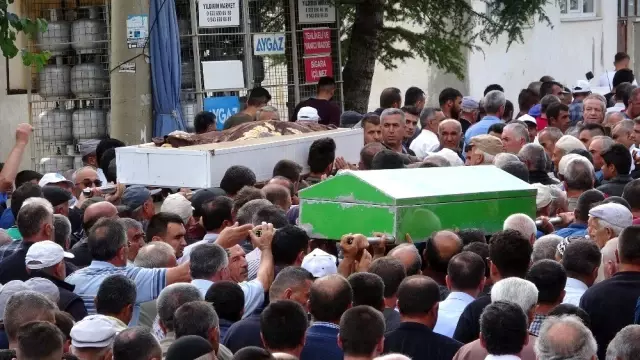 Aynı gün 6 aylık hamile eşi, anne ve babasını toprağa verdi