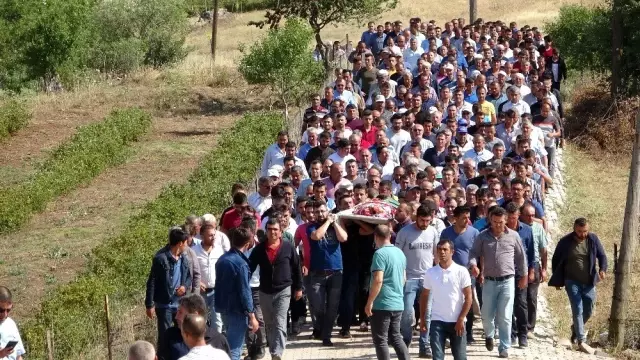 Aynı gün 6 aylık hamile eşi, anne ve babasını toprağa verdi