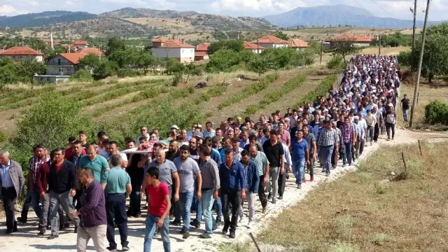 Aynı gün 6 aylık hamile eşi, anne ve babasını toprağa verdi