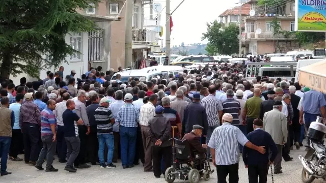 Aynı gün 6 aylık hamile eşi, anne ve babasını toprağa verdi