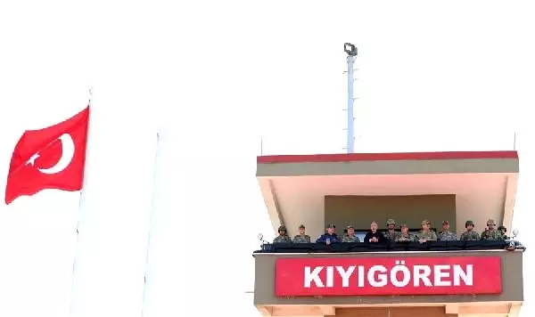 Bakan Akar ve komutanlar sınır hattında