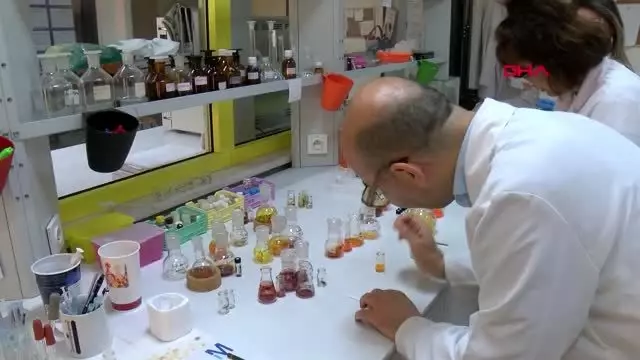 Profesör hayatını kilosu 680 bin lira olan ekran kimyasalının yerli üretimine adadı Profesör hayatını kilosu 680 bin lira olan ekran kimyasalının yerli üretimine adadı