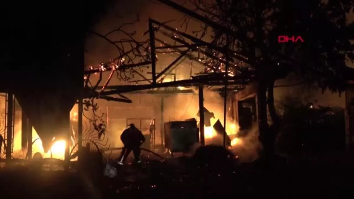 BURSA SAMANLIKTA BAŞLAYAN YANGIN AHIRLARA SIÇRADI: 5 BÜYÜKBAŞ HAYVAN TELEF OLDU