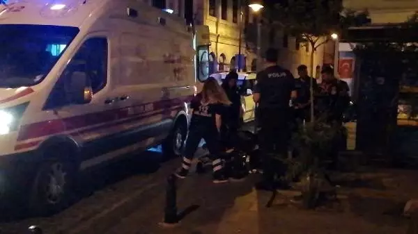 Camide uyuyakaldı, gece yarısı uyanıp ikinci kattan atlayınca hastanelik oldu Camide uyuyakaldı, gece yarısı uyanıp ikinci kattan atlayınca hastanelik oldu