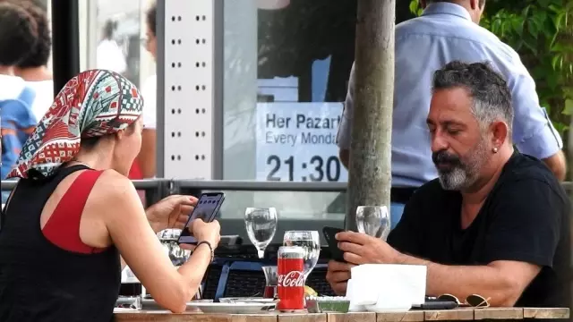 Cem Yılmaz'ın yaşlı hali Defne Samyeli'yi kahkahalara boğdu Cem Yılmaz'ın yaşlı hali Defne Samyeli'yi kahkahalara boğdu