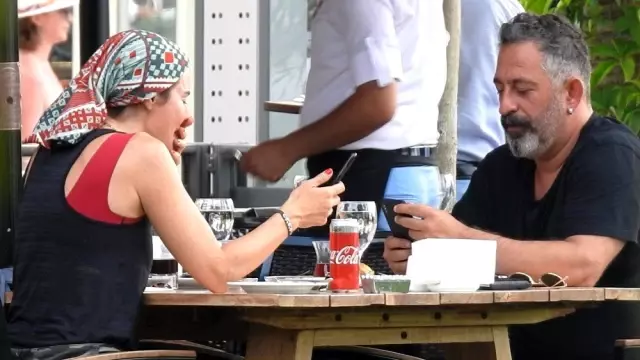 Cem Yılmaz'ın yaşlı hali Defne Samyeli'yi kahkahalara boğdu Cem Yılmaz'ın yaşlı hali Defne Samyeli'yi kahkahalara boğdu