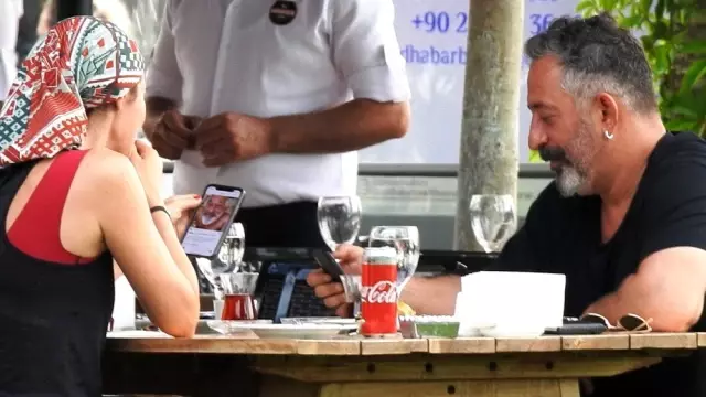 Cem Yılmaz'ın yaşlı hali Defne Samyeli'yi kahkahalara boğdu Cem Yılmaz'ın yaşlı hali Defne Samyeli'yi kahkahalara boğdu