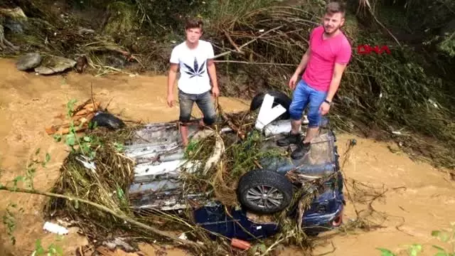 Düzce'de sel felaketi: 4'ü çocuk 7 kişi kayıp Düzce'de sel felaketi: 4'ü çocuk 7 kişi kayıp