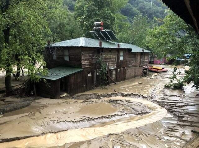 Düzce'deki su baskını ve toprak kayması