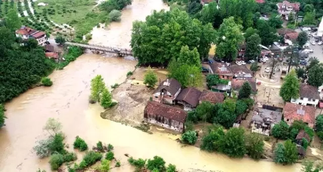 Düzce'yi sel ve heyelan vurdu! Mahsur kalanlar helikopterle kurtarıldı, bazı köylere ulaşılamıyor