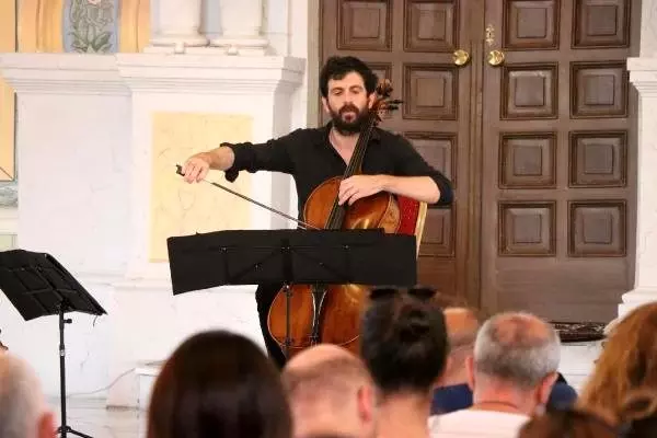 Edirne'de viyolonsel sanatçısı Weinstein'den müzik şöleni Edirne'de viyolonsel sanatçısı Weinstein'den müzik şöleni