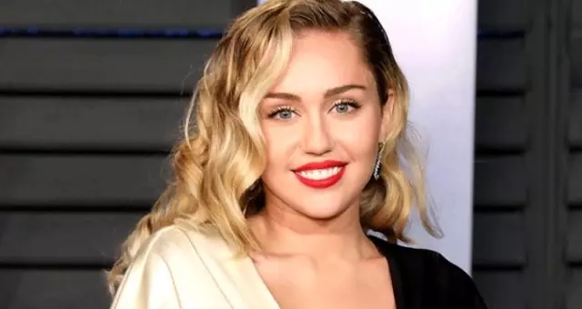 Güzel şarkıcı Miley Cyrus, twerk dansıyla takipçilerinin nefesini kesti Güzel şarkıcı Miley Cyrus, twerk dansıyla takipçilerinin nefesini kesti
