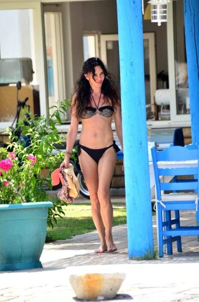 Hande Ataizi düzgün fiziğiyle tüm dikkatleri üzerine topladı!
