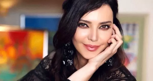 Hande Ataizi düzgün fiziğiyle tüm dikkatleri üzerine topladı! Hande Ataizi düzgün fiziğiyle tüm dikkatleri üzerine topladı!