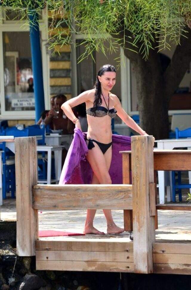 Hande Ataizi düzgün fiziğiyle tüm dikkatleri üzerine topladı!