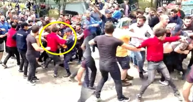 IKBY bayrağı açtığı için PKK sempatizanı sanılan turist, linç edildi IKBY bayrağı açtığı için PKK sempatizanı sanılan turist, linç edildi