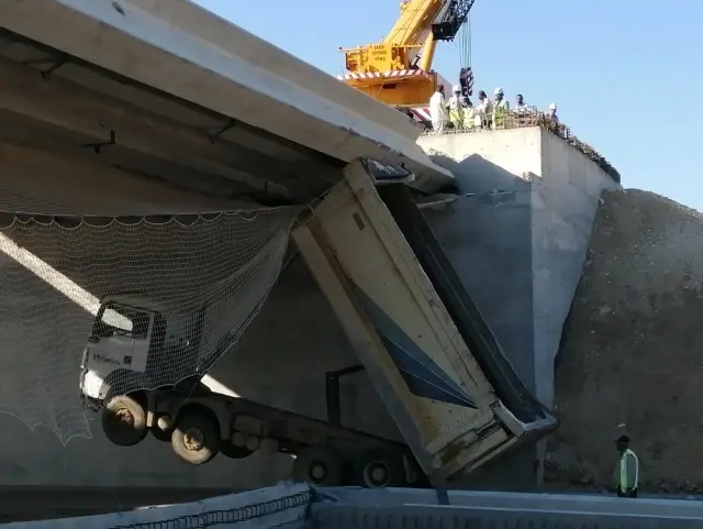İzmir'de damperi açık kalan kamyon viyadüğe çarptı: 1 yaralı