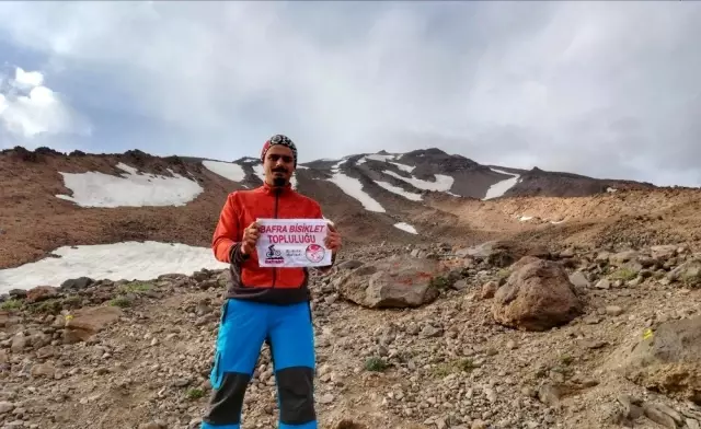 Orta Doğu'nun en yüksek dağında Türk bayrağı dalgalandırdı