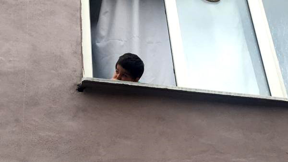 3 yaşındaki çocuğunu eve kilitleyip çarşıya giden vicdansız anne, 'Elbise almaya gittik' dedi