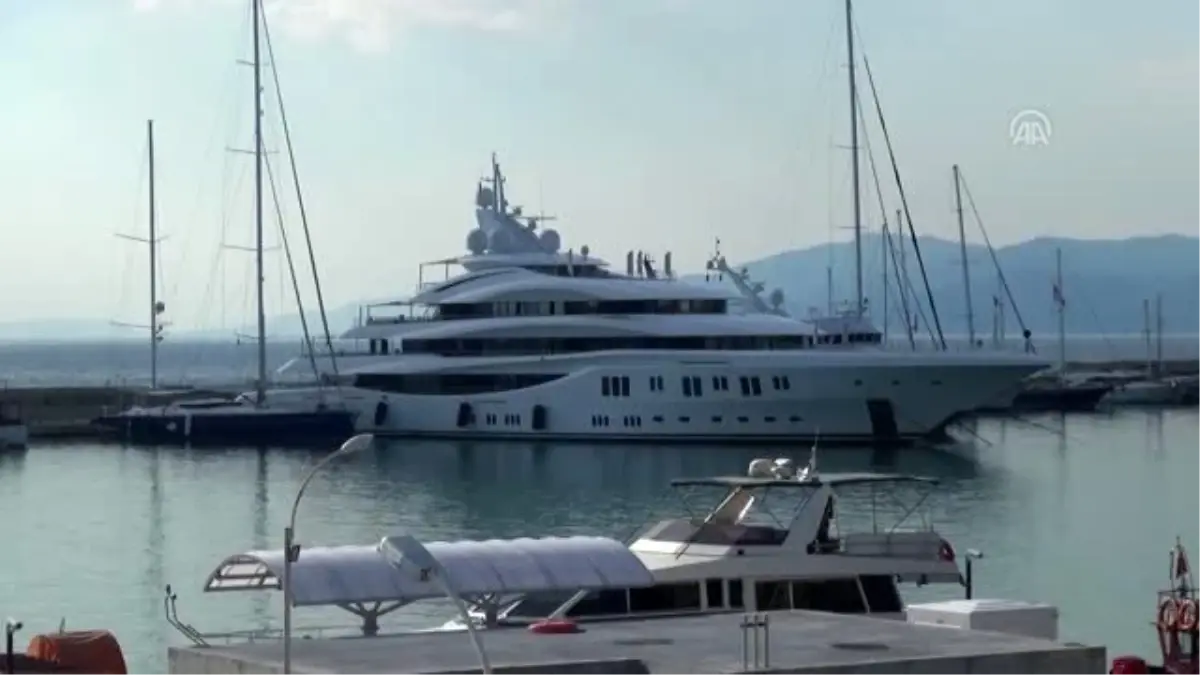 Rus milyarderin mega yatı Kuşadası'nda