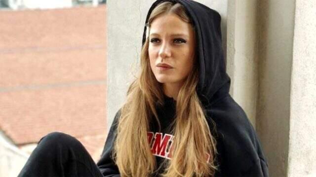 Serenay Sarıkaya bikinili pozuyla takipçilerini heyecanlandırdı