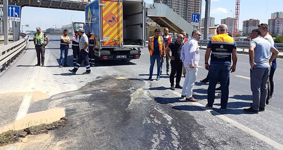 İstanbul D-100 Karayolu'nda çökme! Ankara yönü trafiğe kapatıldı