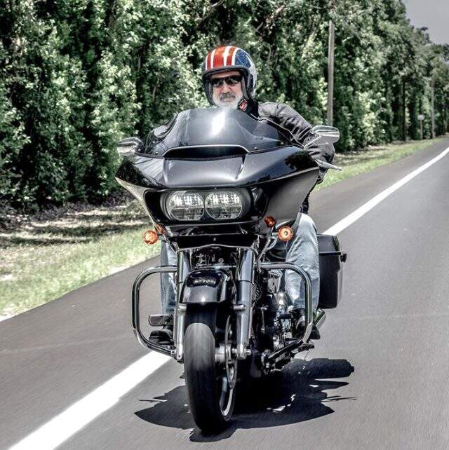 Tamer Karadağlı, 'Ölümün motor sevdasından olacak' yorumunu yapan takipçisine kızdı