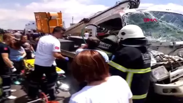 TEKİRDAĞ MALKARA'DA 3 ARACIN KARIŞTIĞI KAZADA 2 KİŞİ YARALANDI