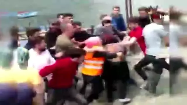 IKBY bayrağı açtığı için PKK sempatizanı sanılan turist, linç edildi IKBY bayrağı açtığı için PKK sempatizanı sanılan turist, linç edildi