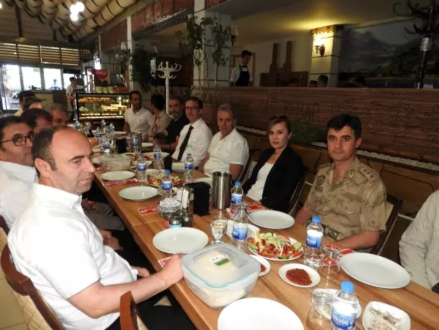 Tuşba İlçe Jandarma Komutanı Uzun için veda yemeği Tuşba İlçe Jandarma Komutanı Uzun için veda yemeği