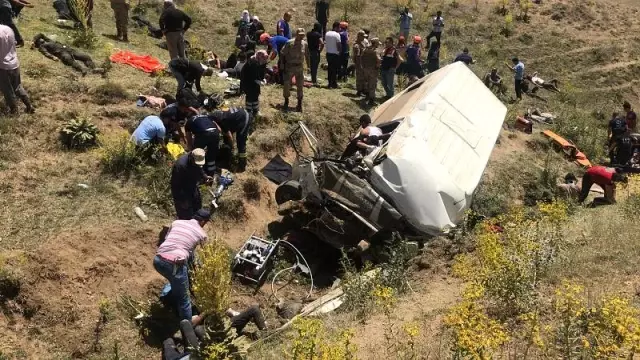 Van'da göçmenleri taşıyan minibüs kaza yaptı: En az 15 ölü