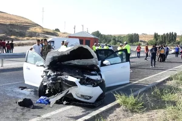 Van'da iki otomobil çarpıştı: 7 yaralı