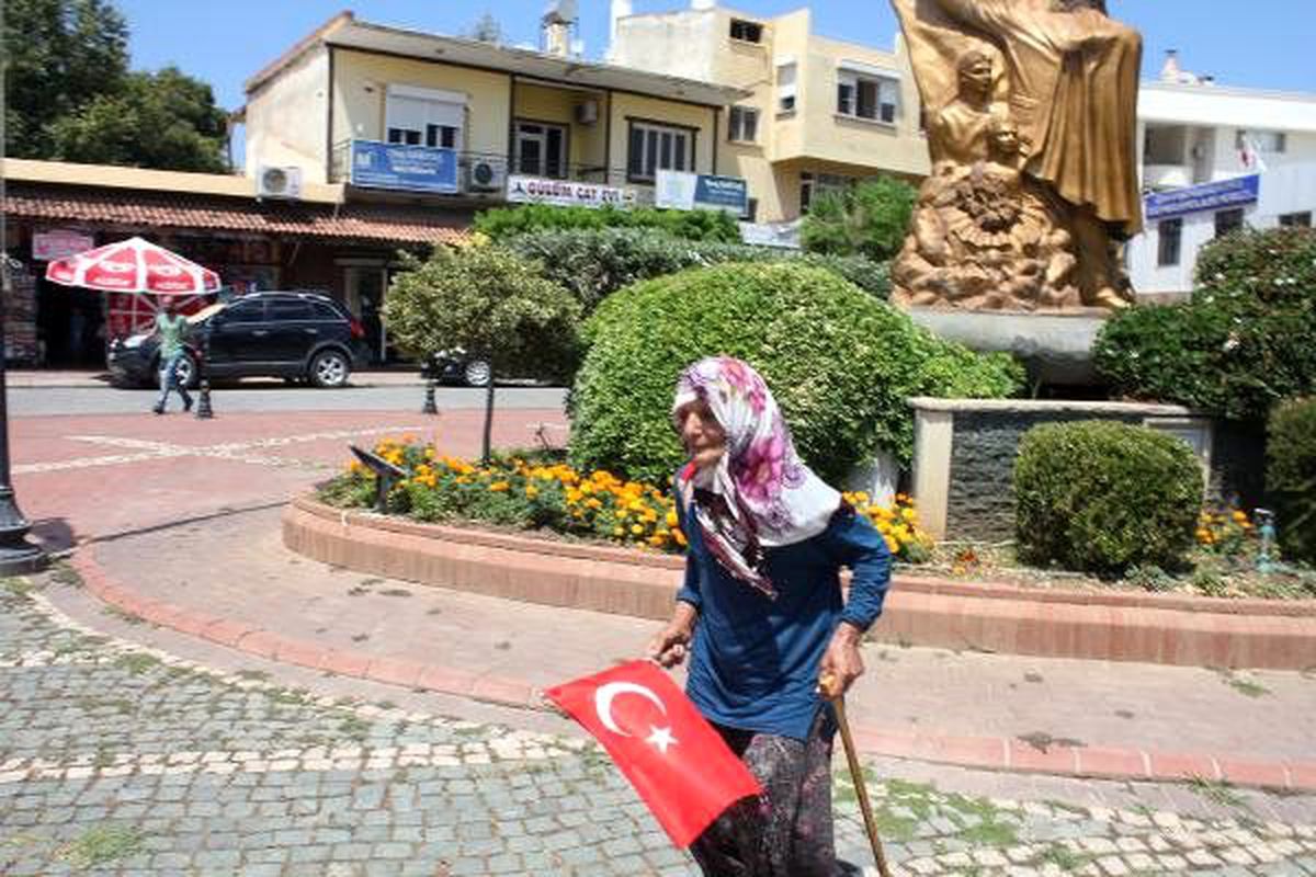 Yaşlı kadın, 'dolandırıldık' diyerek oturma eylemi yaptı