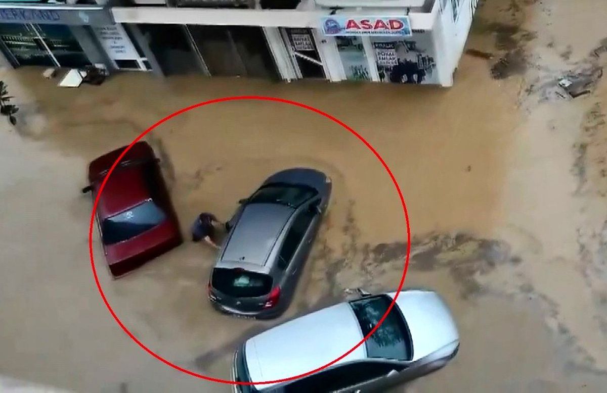 Yollar göle döndü, araçlar kayık gibi yüzdü! O anlar saniye saniye görüntülendi
