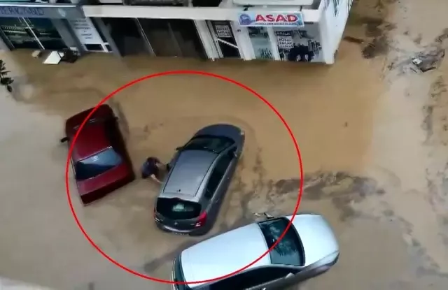 Yollar göle döndü, araçlar kayık gibi yüzdü! O anlar saniye saniye görüntülendi