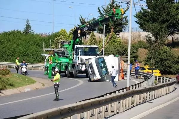 Ataşehir'de devrilen kamyonet nedeniyle trafik durdu