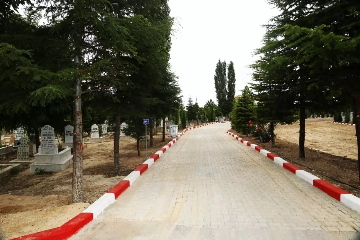 Belediyeden mezarlık bakım ve onarım çalışması