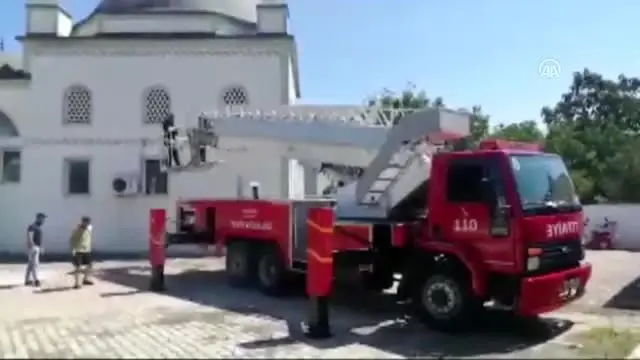 Cami kubbesinde ayaklarına ip dolanan leylekler kurtarıldı