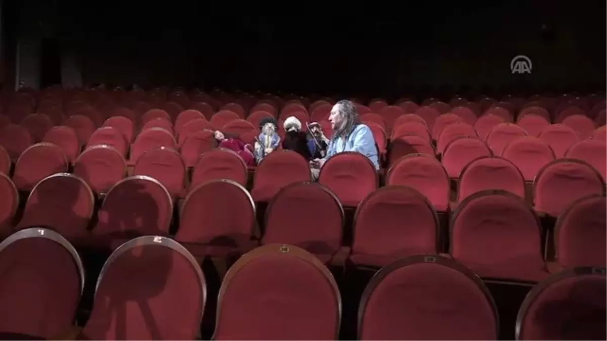 Emektar tiyatrocu sahnelere veda etti