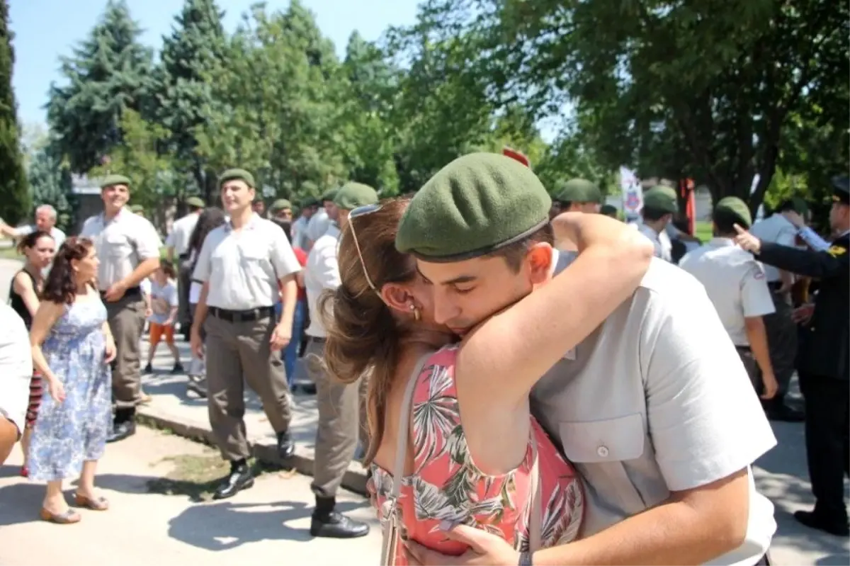 Erleri yemin töreninde aileleri yalnız bırakmadı