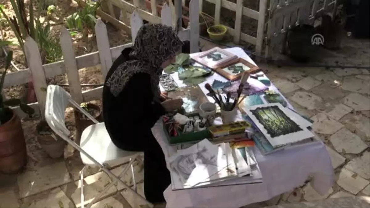 Filistinli genç kız asma yapraklarını sanat eserine dönüştürüyor