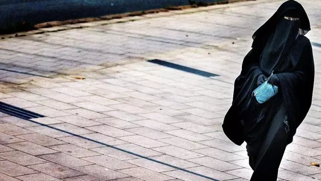 Hollanda'da peçeli kadınlara verilecek para cezasını 'Referansımızı İslam'dan alıyoruz' diyen Nida...