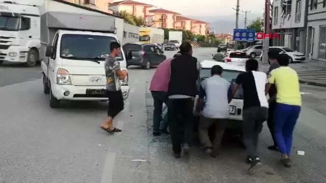 İnegöl'de kamyonetle otomobil çarpıştı: 3 yaralı