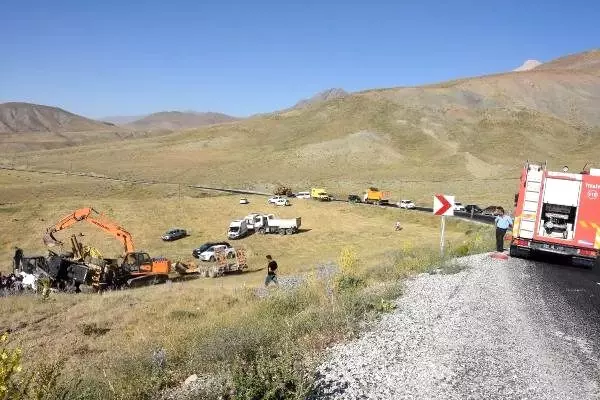 İş makinesinin taşındığı TIR devrildi: 4 yaralı (2)