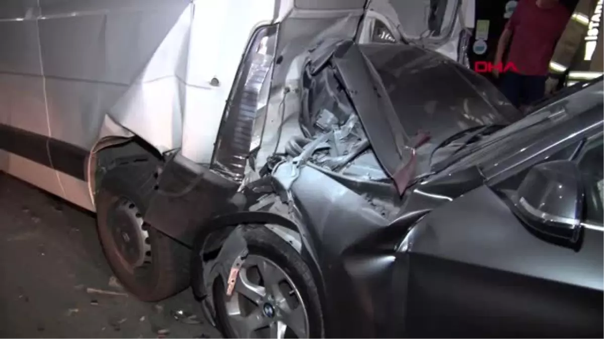 İSTANBUL- GAZİOSMANPAŞA'DA CİP MİNİBÜSE ÇARPTI