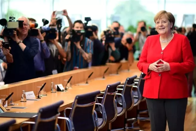 Son günlerde hastalığıyla gündem olan Angela Merkel 2021'de siyaseti bırakacağını açıkladı