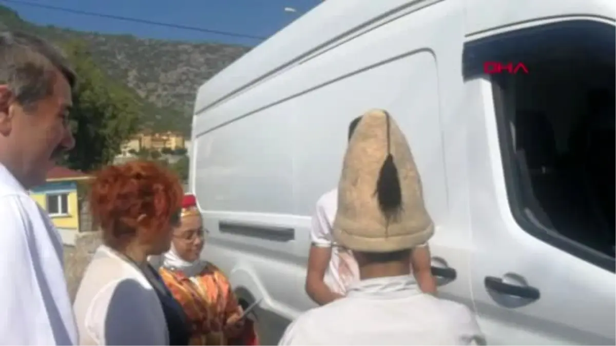 MERSİN Festival, sürücülere muz ikramıyla başladı