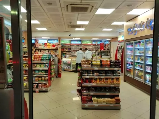 Önce kasadaki parayı sonra sigarayı istediler