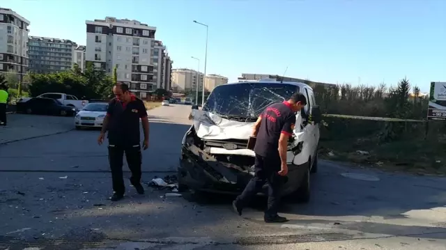 Para nakil aracı ile kamyon çarpıştı: 3 yaralı